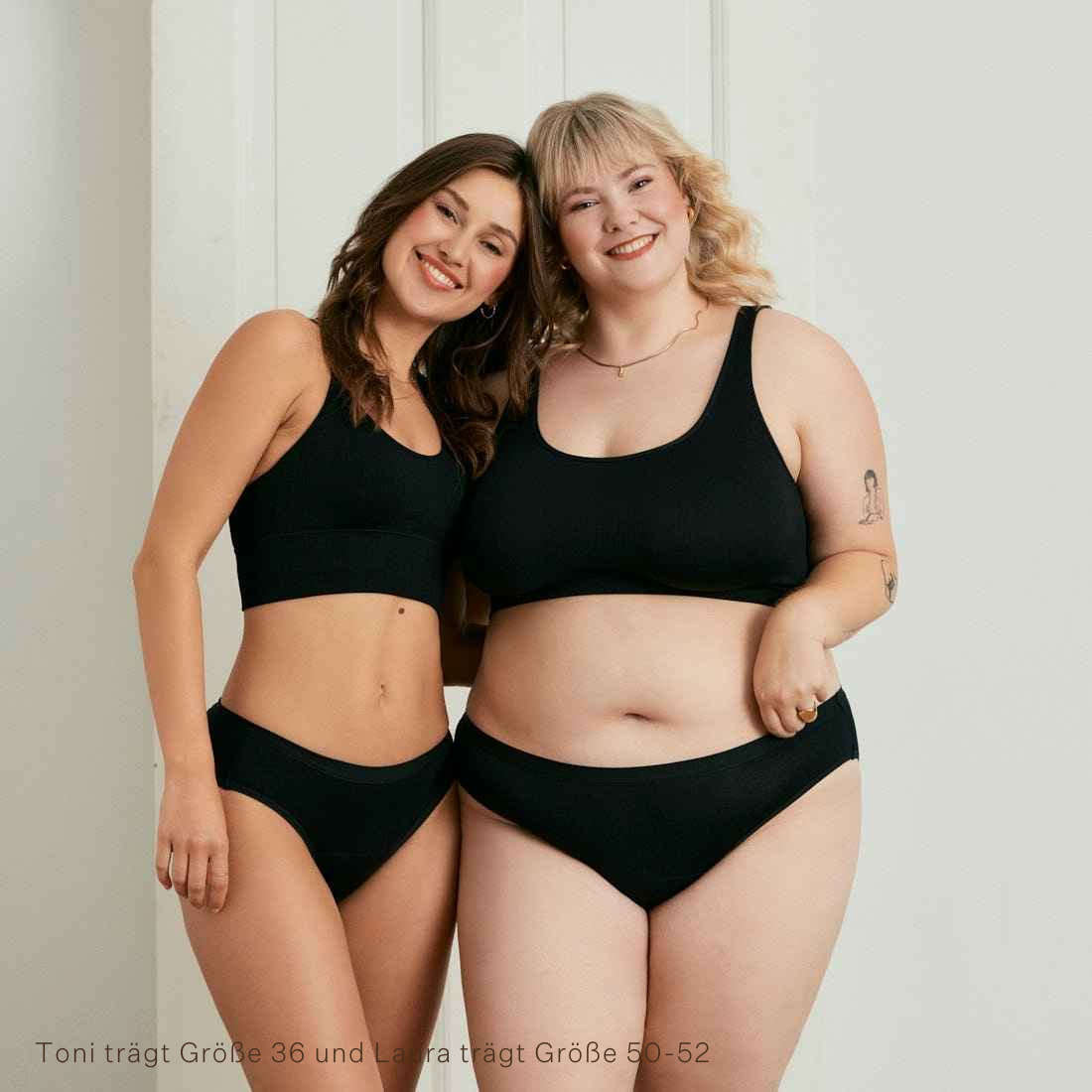 Zwei Models unterschiedlicher Konfektion tragen ooia Slip Basic Extra Strong in Schwarz – Periodenunterwäsche im klassischen Design mit hoher Saugstärke.
