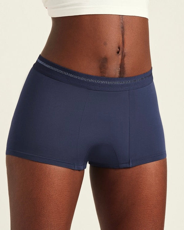 Modell trägt ooia Shorty Extra Strong in Midnight – Periodenunterwäsche im sportlichen Schnitt mit hoher Saugkraft