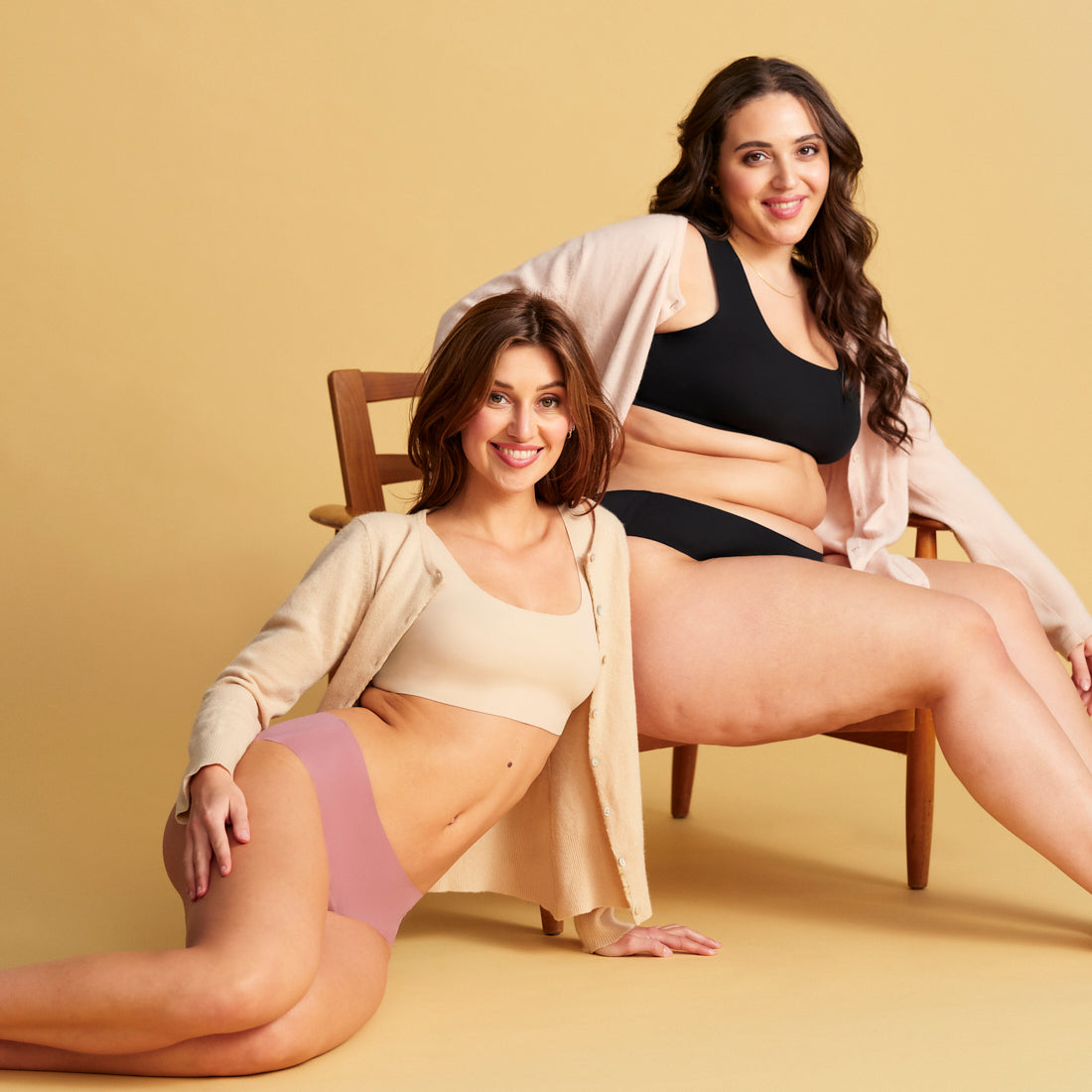 zwei Frauen in seamless schwarzer, rosa und beiger Periodenunterwäsche