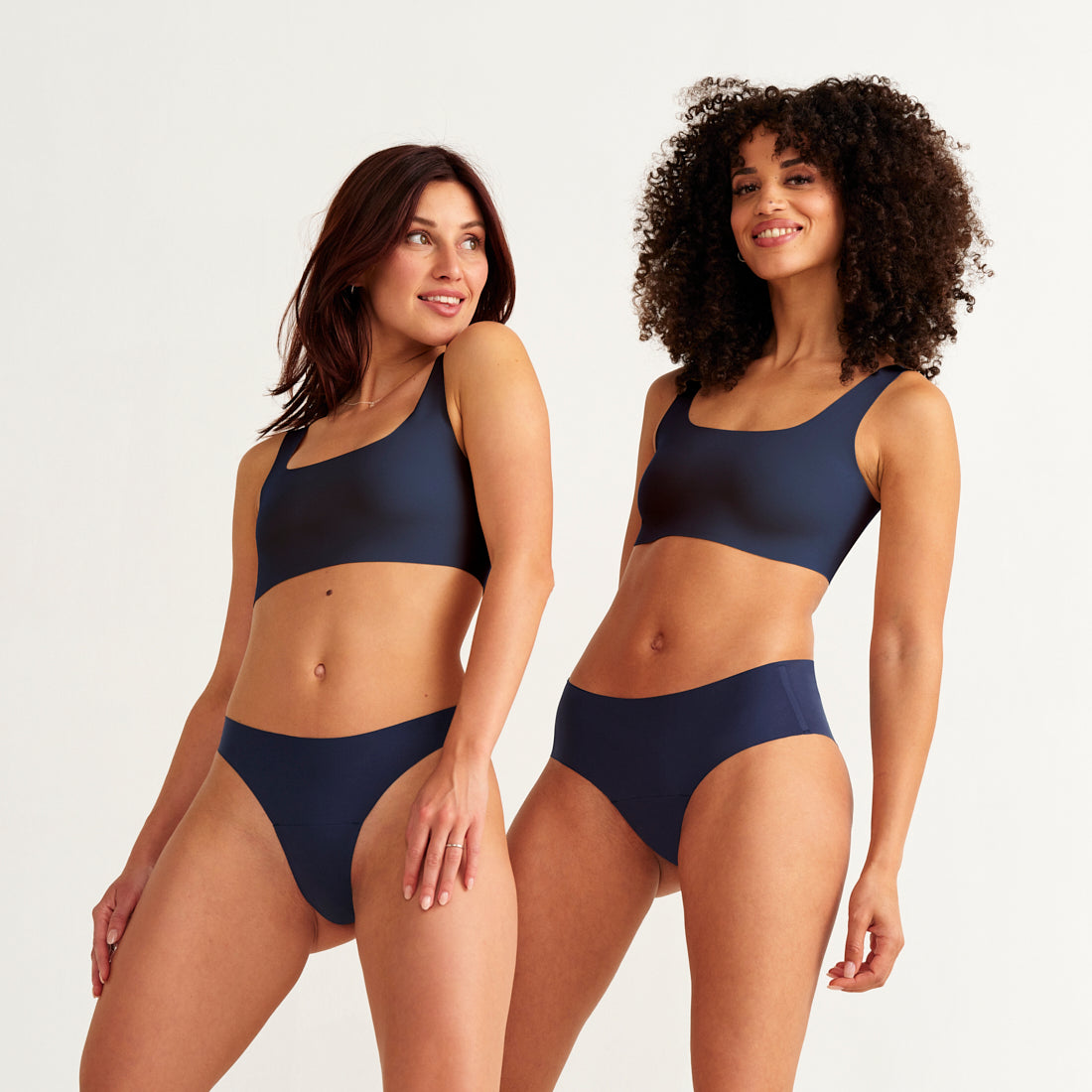 zwei Frauen in seamless midnight everyday Panties die Slipeinlagen ersetzen und nahtlosen BHs