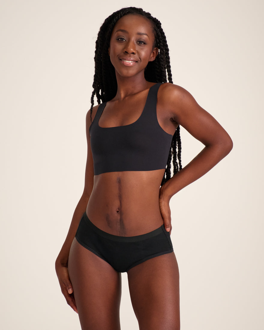 Modell trägt ooia Hipster Extra Strong in Schwarz – Periodenunterwäsche im klassischen Schnitt, mit starker Saugstärke.