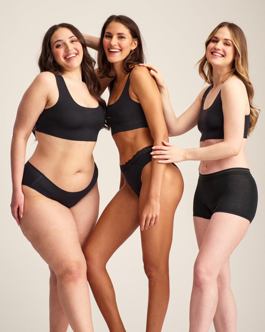 Drei Models tragen verschiedene ooia Periodenslips in schwarz