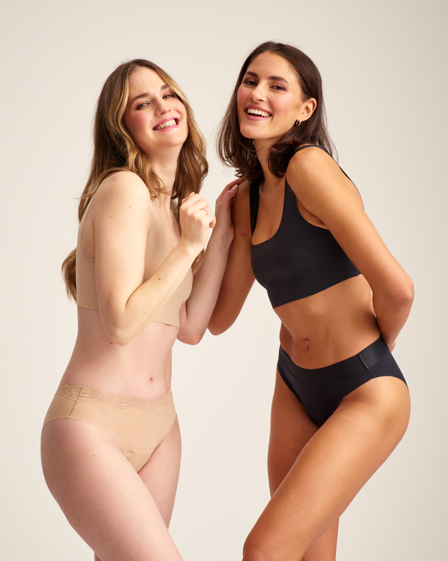 Zwei Models tragen nahtlose Periodenunterwäsche von ooia in schwarz und beige 