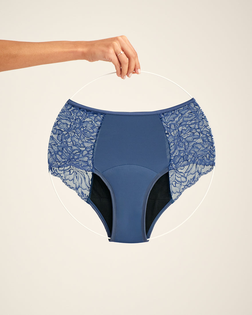 ooia Highwaist Lace Extra Strong in Smoky Blue – elegante Periodenunterwäsche mit hohem Spitzenbund und Spitzeneinsätzen. Freisteller. 