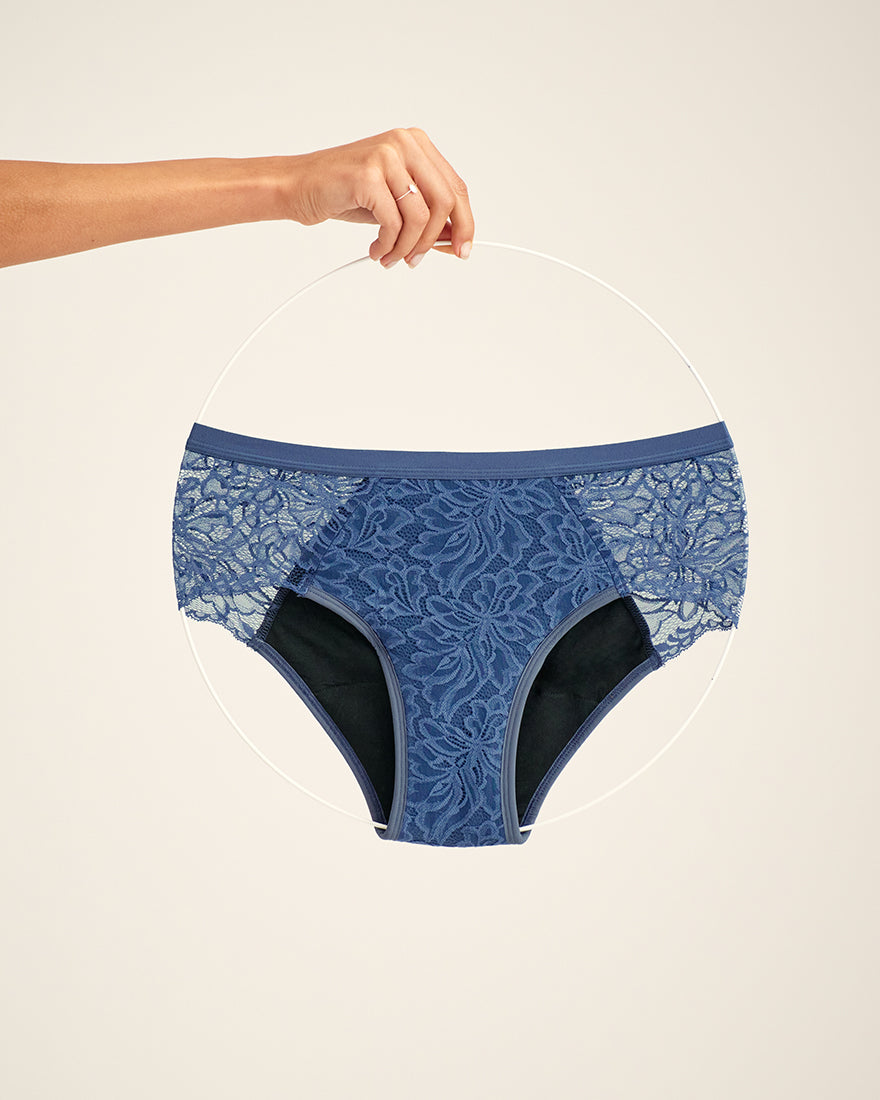 ooia Hipster Allover Lace Extra Strong in Smoky Blue – Periodenunterwäsche mit durchgehender Spitze und starker Saugstärke. Freisteller.