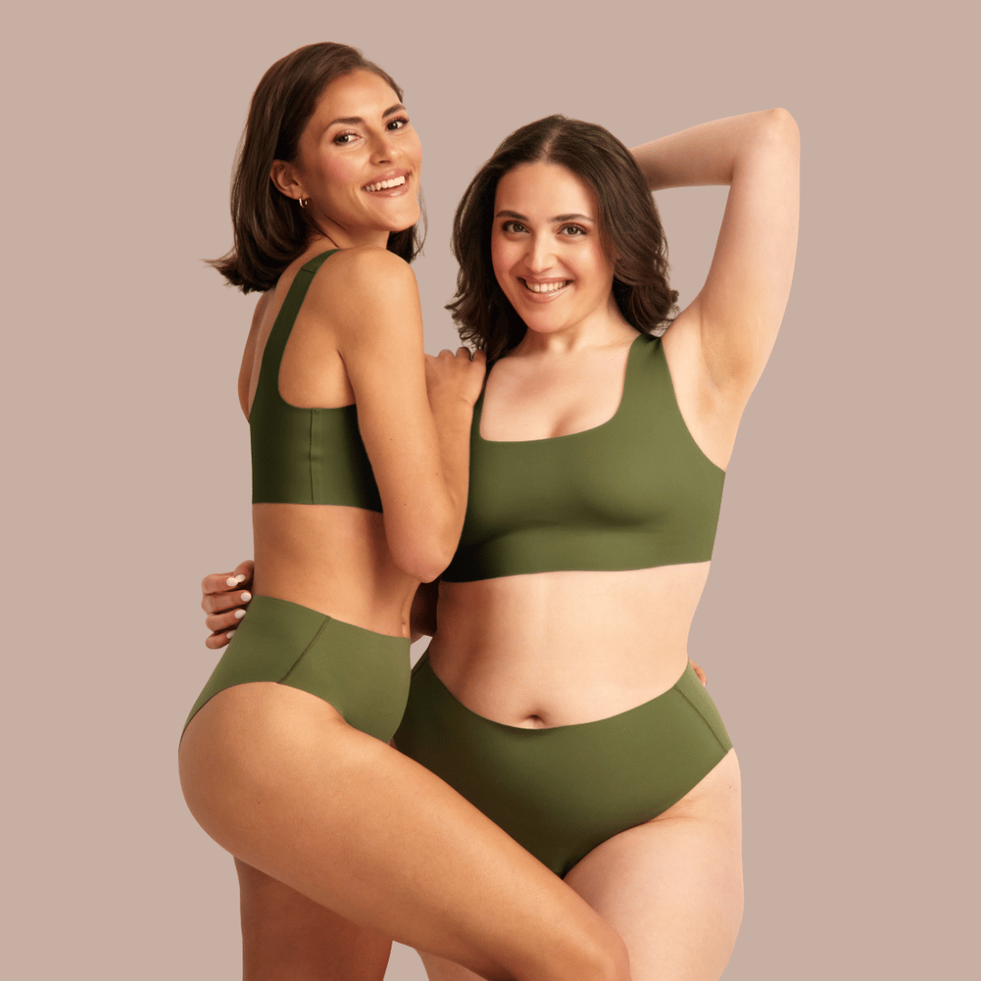 Zwei Models posieren zusammen und tragen dabei nahtlose Periodenunterwäsche von ooia in khaki
