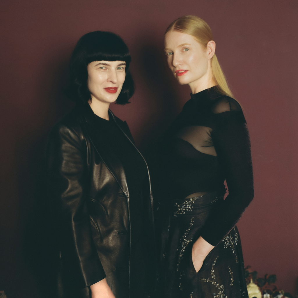 Auf dem Bild sind beide Künstlerinnen des Boobs in the Arts Buch zu sehen.