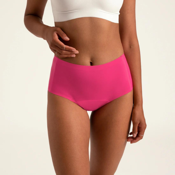 Modell trägt ooia Highwaist Seamless Periodenslip in Hot Pink – nahtlose Unterwäsche mit hohem Bund