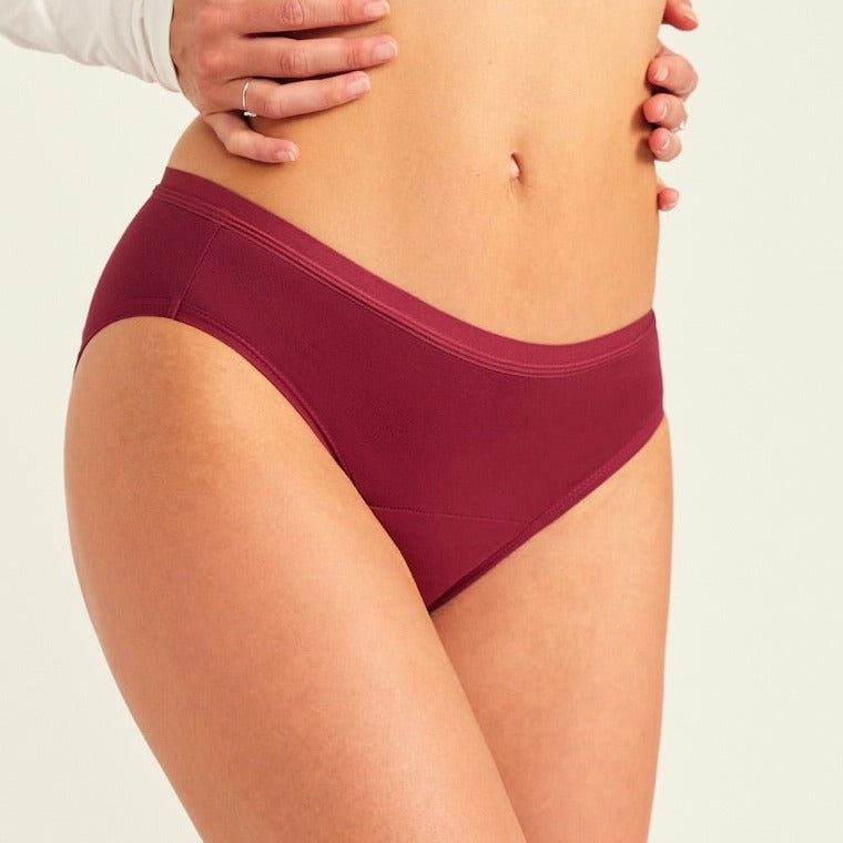 Modell trägt ooia Slip Basic Extra Strong in Merlot – Periodenunterwäsche im klassischen Schnitt mit extra starker Saugkraft