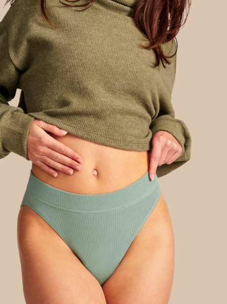 Zwei Models tragen einen grünen Periodenslip und eine dunkelgrüne Periodenshorts von ooia