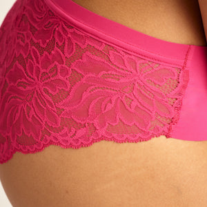 Model trägt Everyday Hipster in pink in Seamless Design mit Spitze im Rückenteil.
Hinten