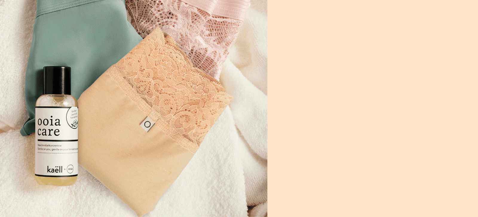 ooia care Waschmittel liegt mit drei verschiedenfarbigen Periodenslips in einem Wäschekorb.