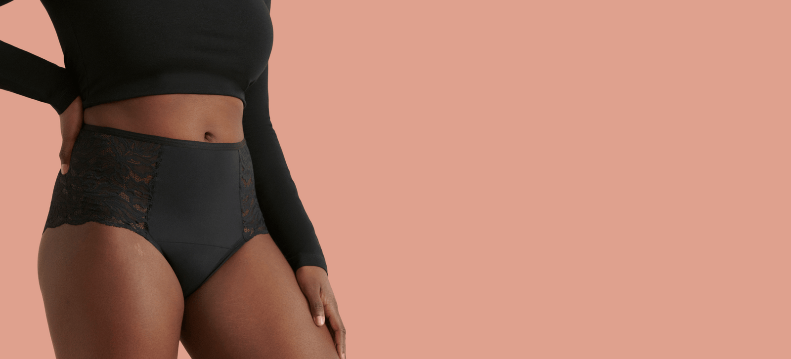 Model trägt schwarze Periodenunterwäsche fürs Wochenbett