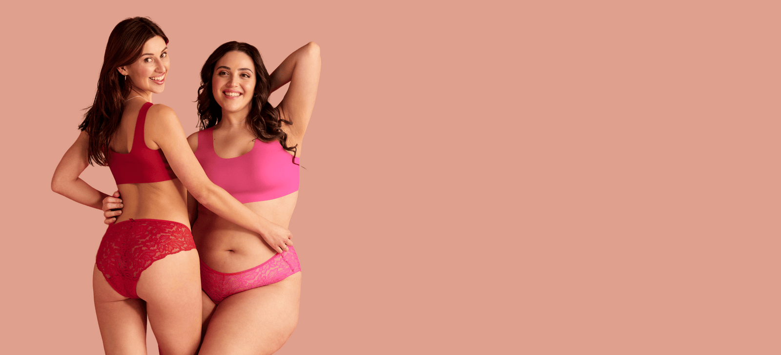 Zwei Models tragen nachhaltige Upcycle Lace Periodenunterwäsche von ooia