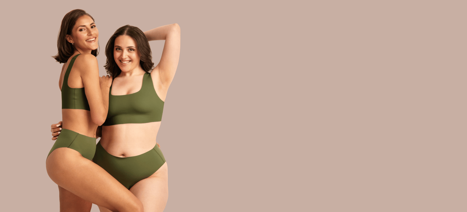 Zwei Models posieren zusammen und tragen dabei nahtlose Periodenunterwäsche von ooia in khaki