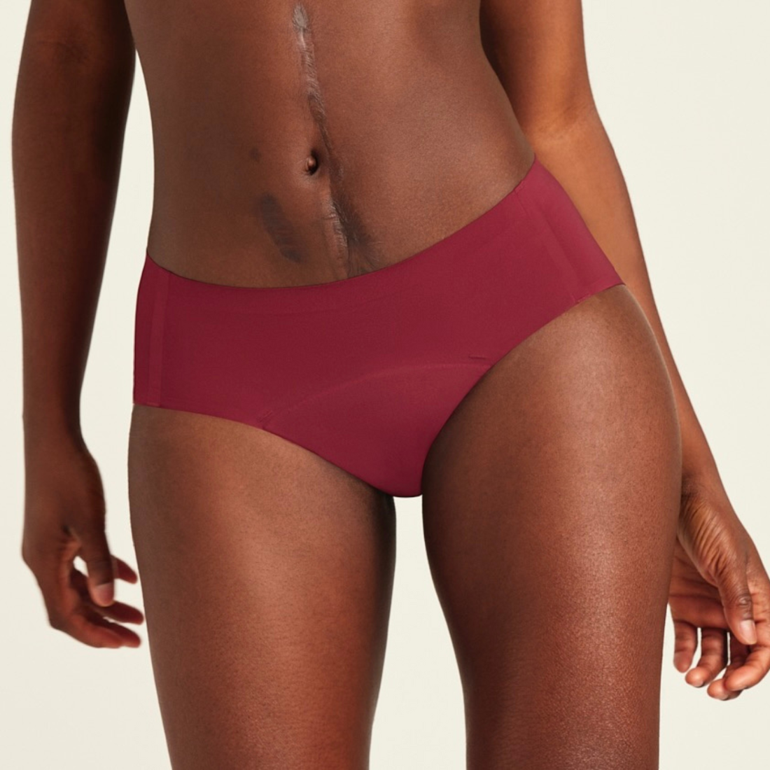 Modell trägt Hipster Seamless in Merlot - nahtlose Periodenunterwäsche von ooia