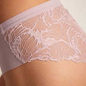 Model trägt ooia Periodenunterwäsche Hipster Seamless Lace in muted mauve mit Spitze am Rückenteil.
Detail