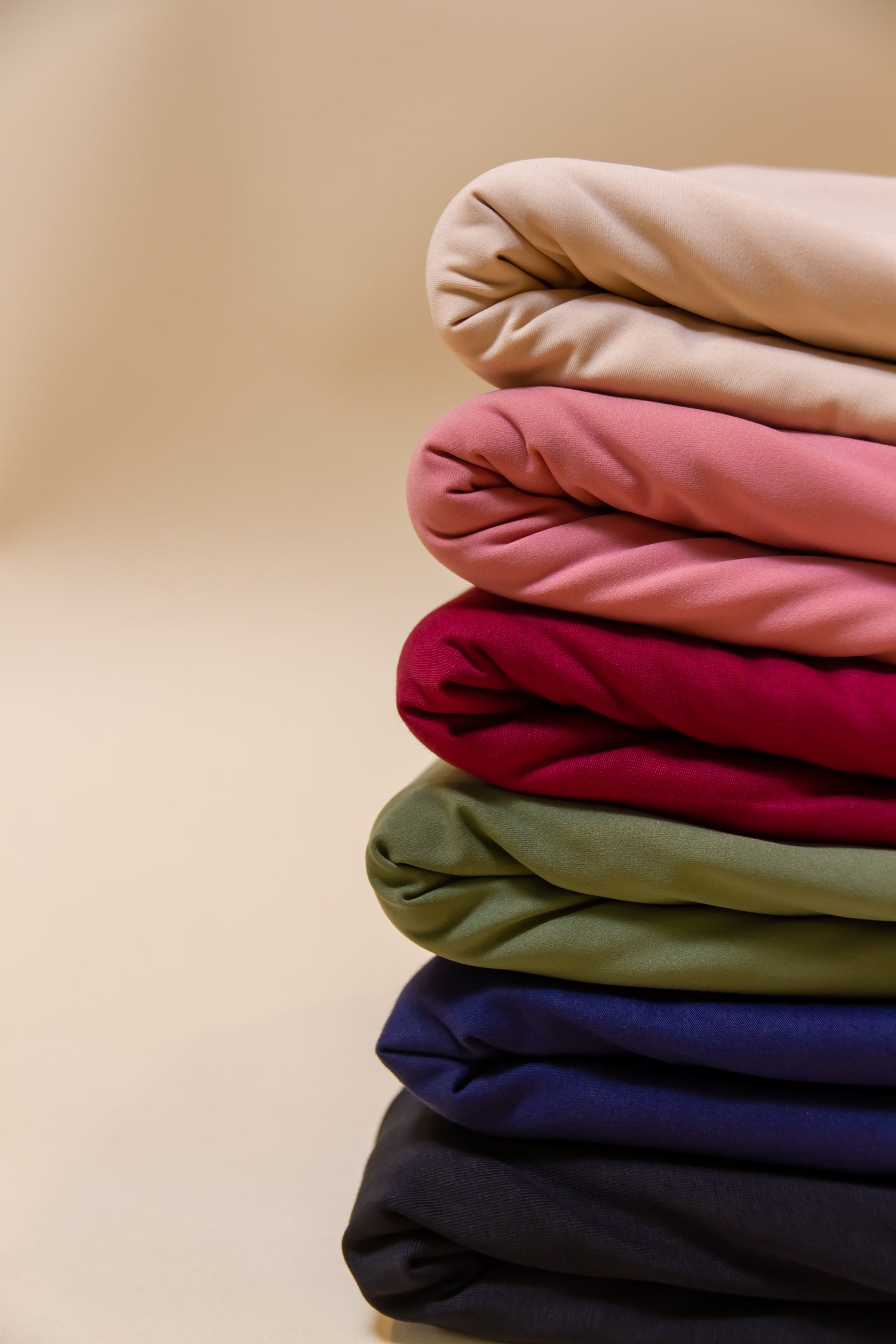 Sechs Stoffe für ooia Menstruationsunterwäsche in verschiedenen Farben