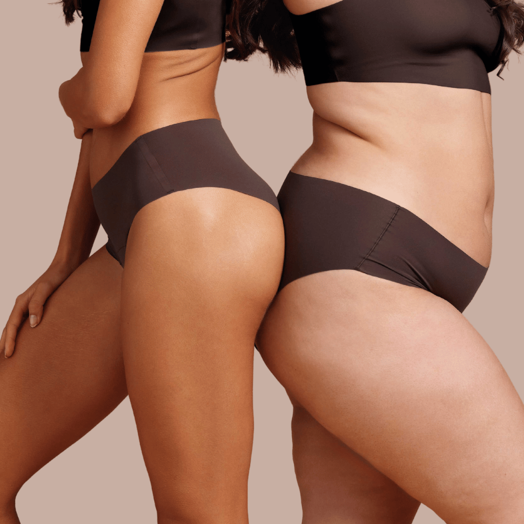 Zwei Models stehen Po an Po und tragen nahtlose cocoa Menstruationsunterwäsche