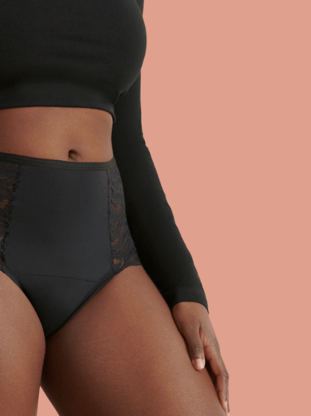 Model trägt schwarze Periodenunterwäsche fürs Wochenbett