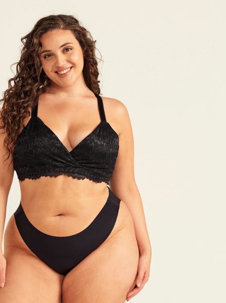 Model trägt ooia Still-BH in schwarz und nahtlosen schwarzen Periodenslip