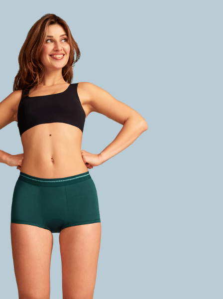Model posiert in grüner ooia shorty Periodenunterwäsche