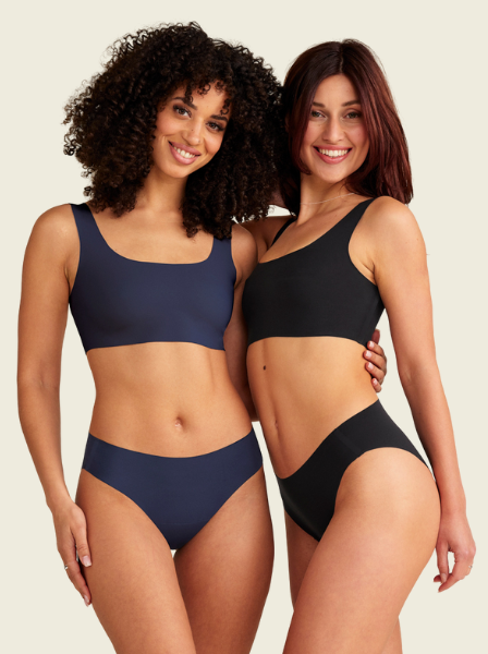 Zwei Models tragen schwarze und dunkelblaue nahtlose Periodenunterwäsche 