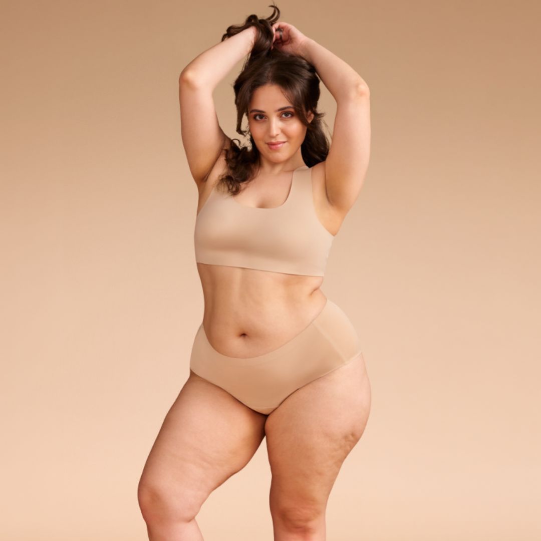Model in beiger nahtloser Periodenunterwäsche und ooia all-you-need bra