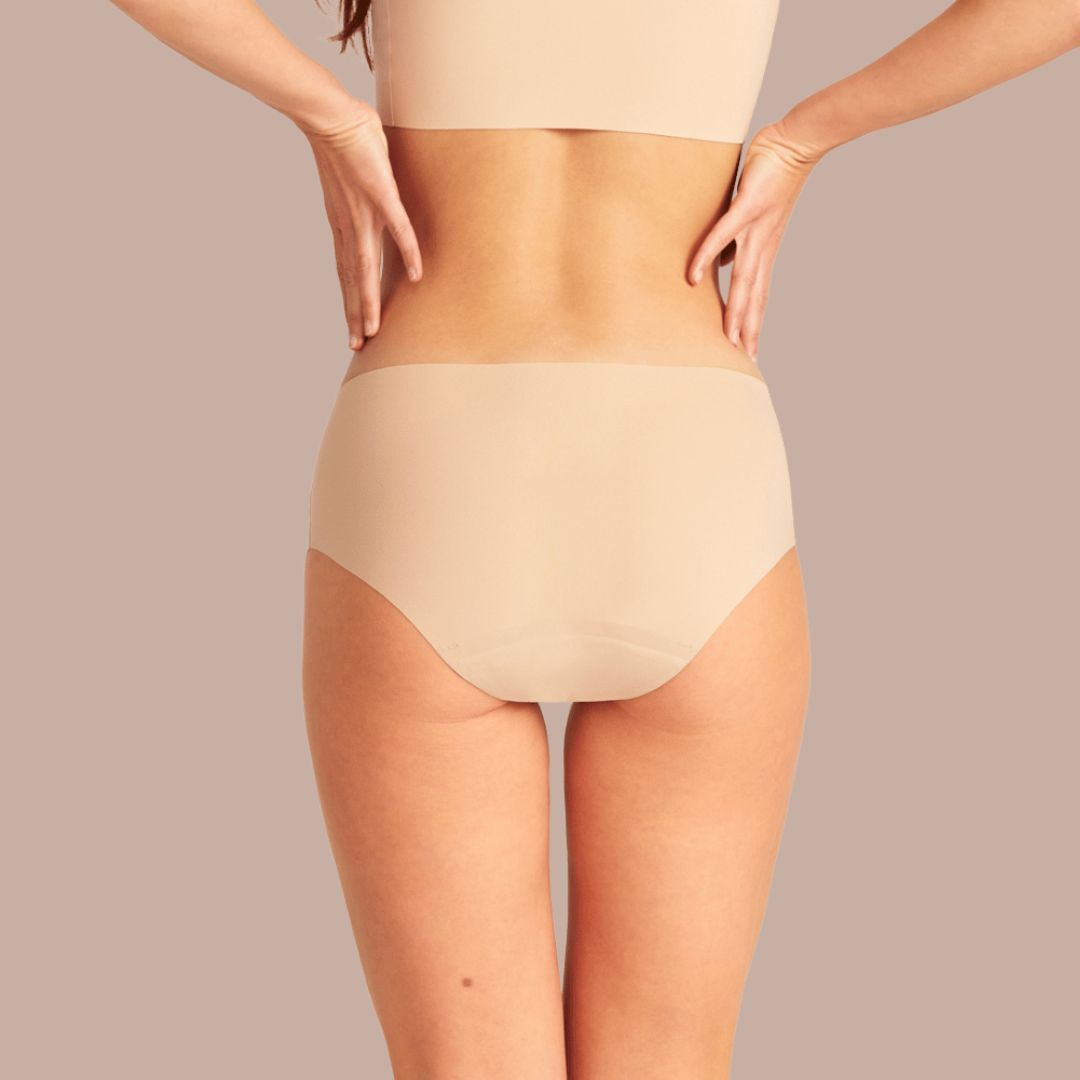 Rückansicht von Model in beiger seamless Periodenunterwäsche