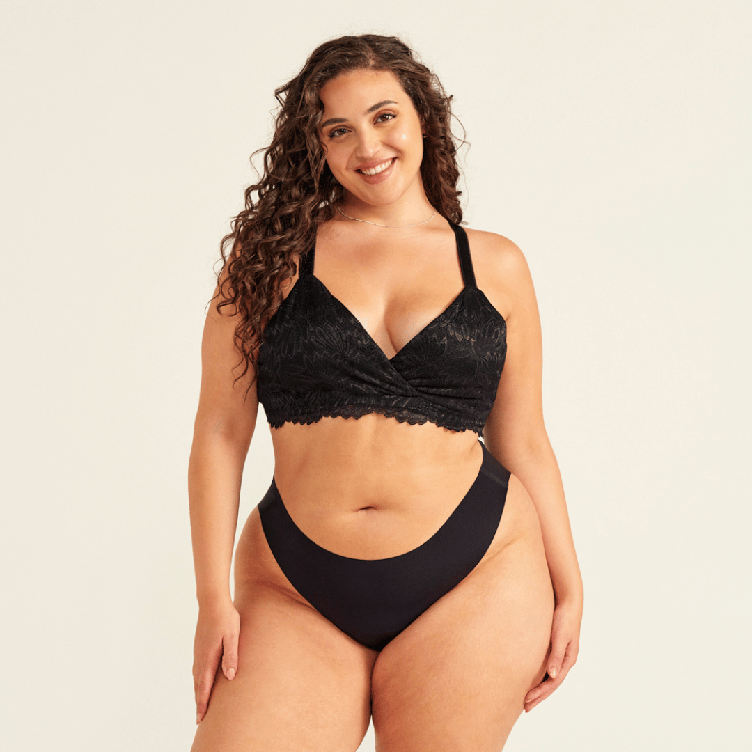 Model trägt schwarzen Still-BH von ooia und einen nahtlosen schwarzen Periodenslip