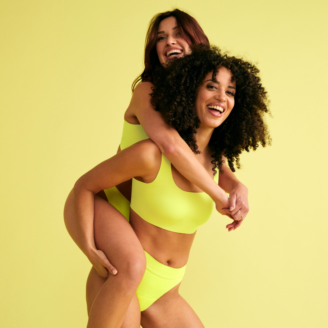 Zwei Models tragen die limitierte Menstruationsunterwäsche in der Farbe Lime