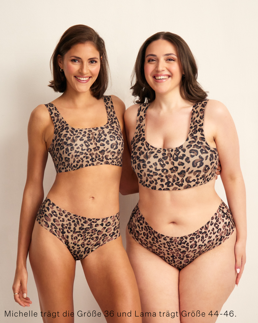 Modells tragen ooia Periodenunterwäsche Hipster Seamless Limited Edition in Leo mit nahtlosem Design und passendem seamless BH Limited Edition in Leo mit nahtlosem Design. 
Frontalansicht