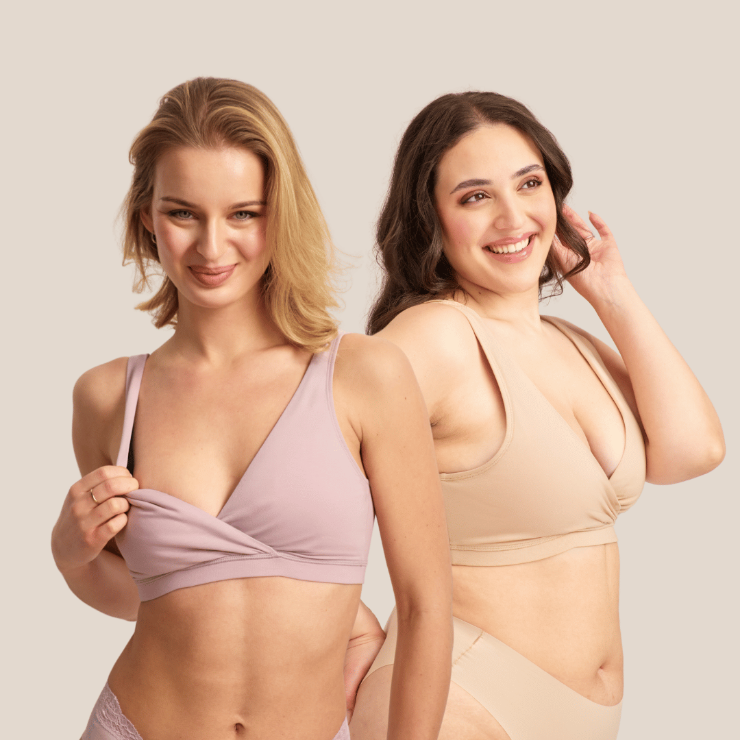 Zwei Models tragen ooia Still-BHs mit Pull-Down-Funktion in mauve und beige und dazu einen passenden nahtlosen Periodenslip