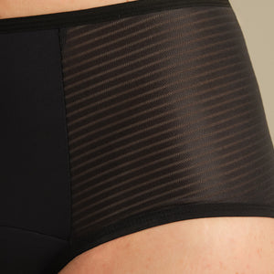 Model trägt ooia Inkontinenz Highwaist Panty in schwarz.
Detail