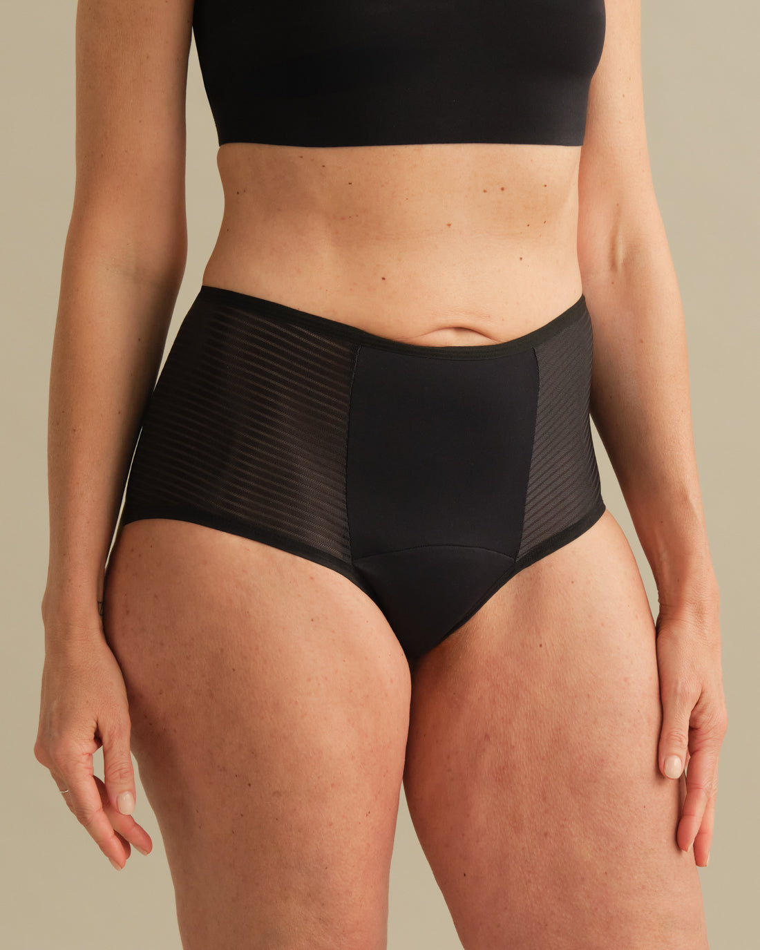 Model trägt ooia Inkontinenz Highwaist Slip in schwarz.
Frontal