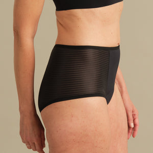 Model trägt ooia Inkontinenz Highwaist Slip in schwarz.
seitlich