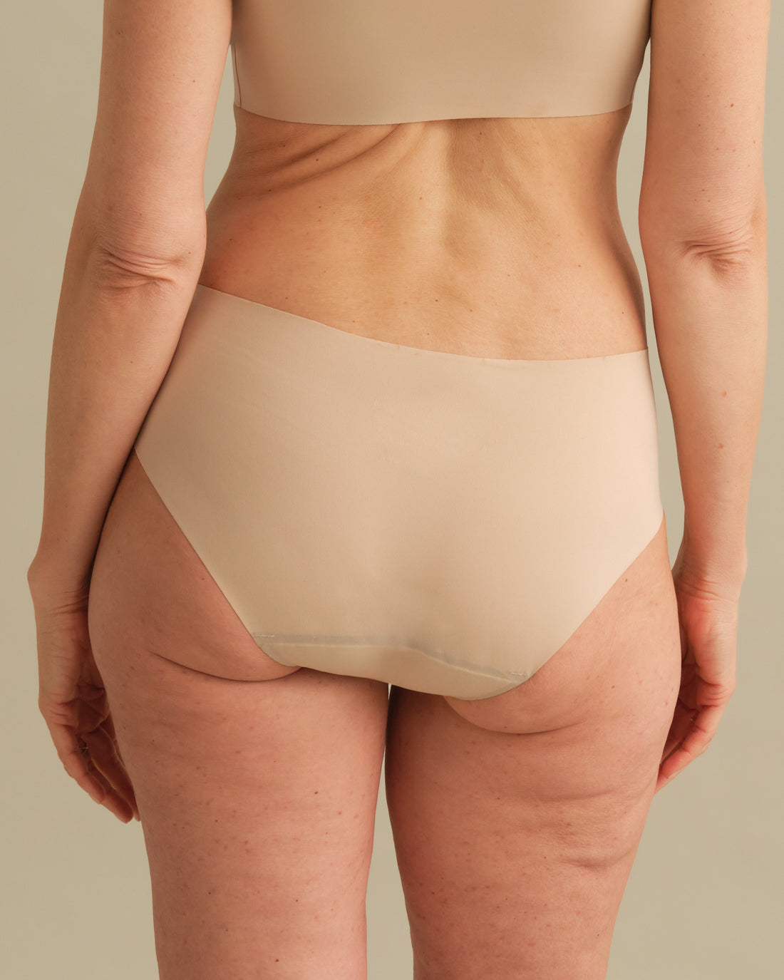 Model trägt ooia Hipster in beige in nahtlosem Design
back