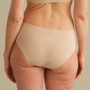 Model trägt ooia Hipster in beige in nahtlosem Design
back