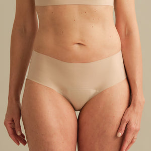Model trägt ooia Hipster in beige in nahtlosem Design
Frontal