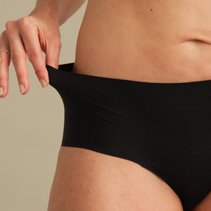 Model trägt ooia Inkontinenz Hipster in schwarz in nahtlosem Design.
detail Material
