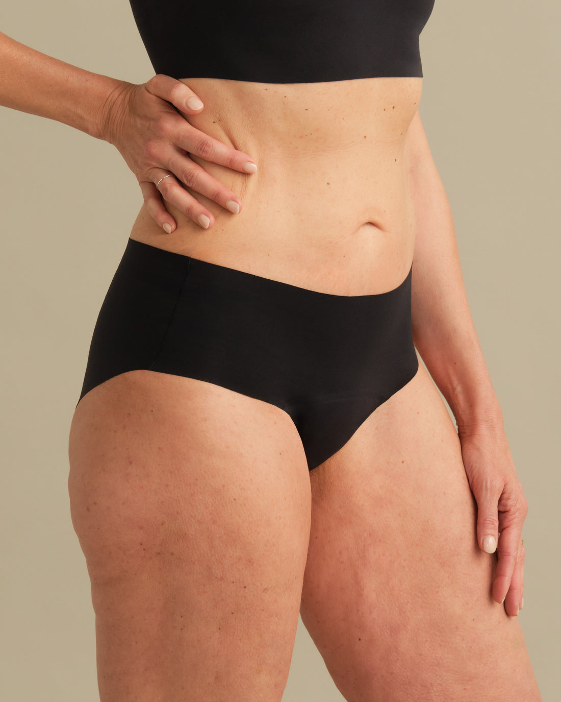 Model trägt ooia Inkontinenz Hipster in schwarz in nahtlosem Design.
Seitlich