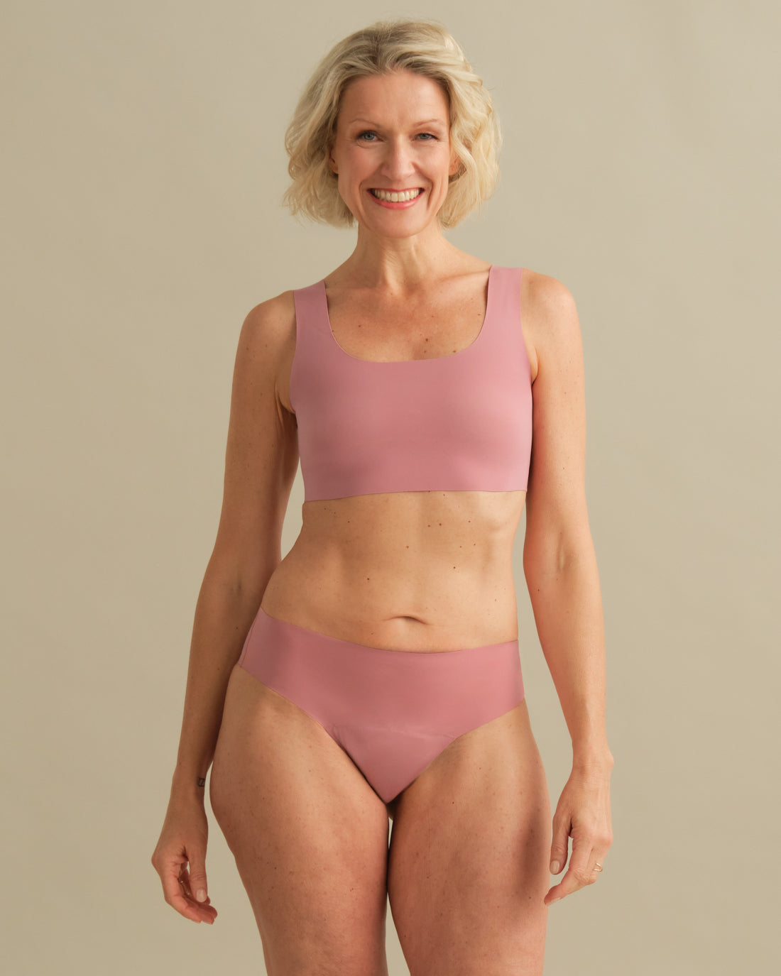 Model trägt ooia Inkontinenz Slip in rosa in nahtlosem Design.
Frontal Fullbody