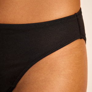 Model trägt ooia Perioden Bademode Slip in schwarz.
detail
