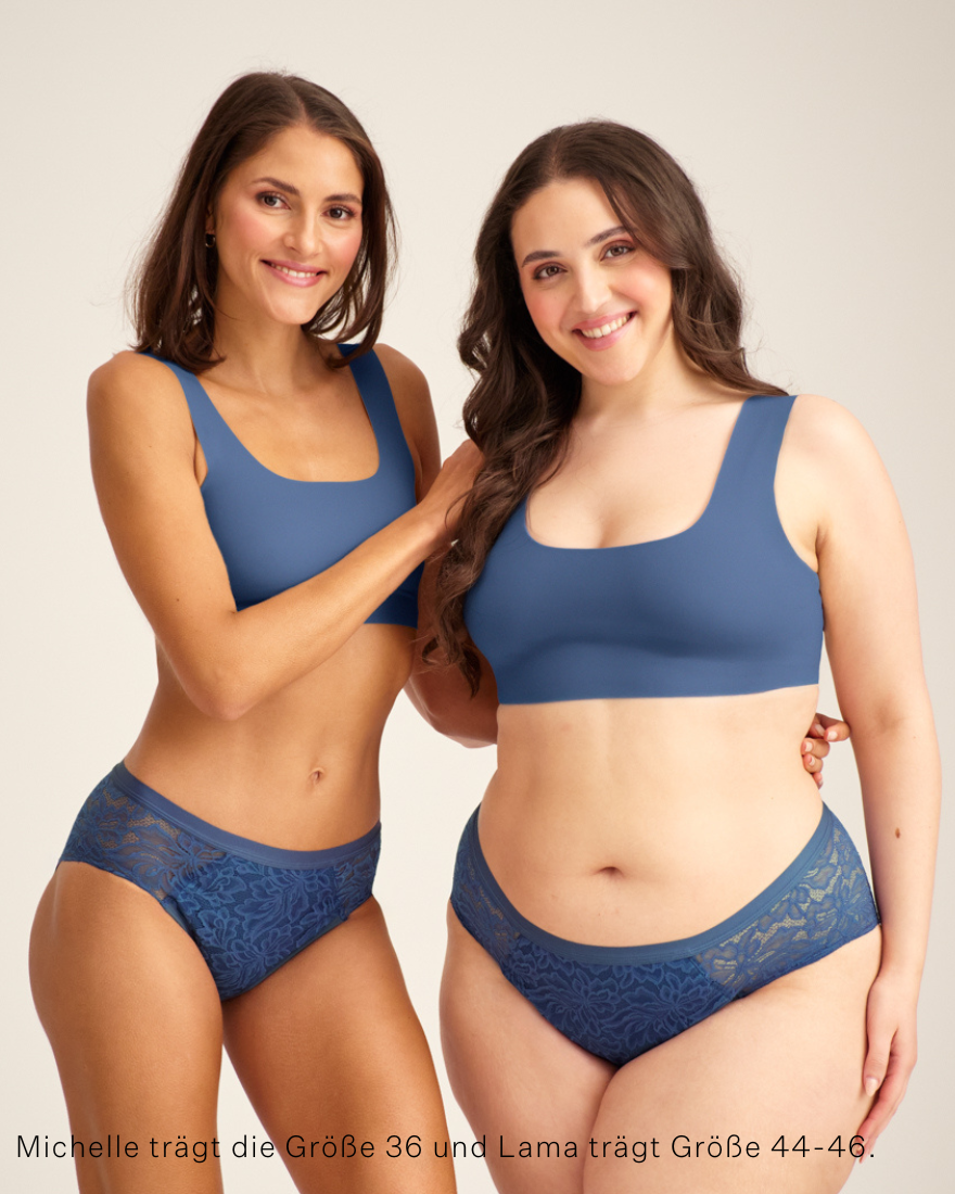 Zwei Models unterschiedlicher Konfektion tragen ooia Hipster Allover Lace Extra Strong in Smoky Blue – Periodenunterwäsche mit durchgehender Spitze und starker Saugstärke.