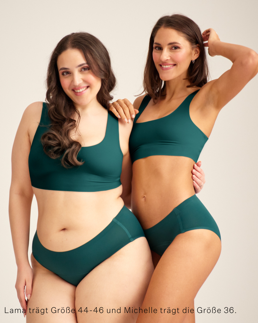 Zwei Models unterschiedlicher Konfektion tragen ooia Hipster Seamless in Grün – nahtlose Periodenunterwäsche.
