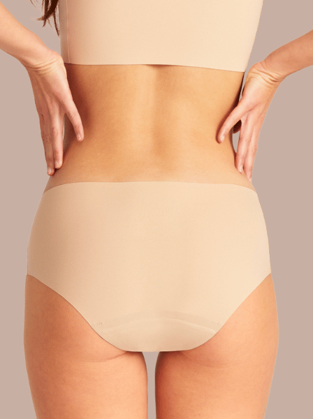 Rückansicht von Model in beiger seamless Periodenunterwäsche