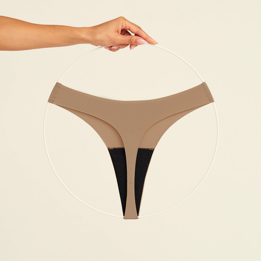 ooia Periodenunterwäsche String Seamless in Taupe mit leichter Saugstärke, Freisteller