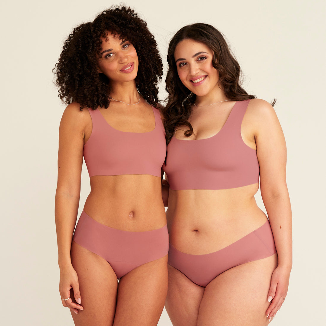 zwei Frauen in nahtloser dusky pink Periodenunterwäsche und seamless Bras