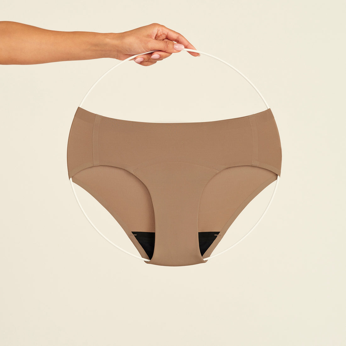 ooia Periodenunterwäsche Hipster Seamless in Taupe mit nahtlosem Design, Freisteller