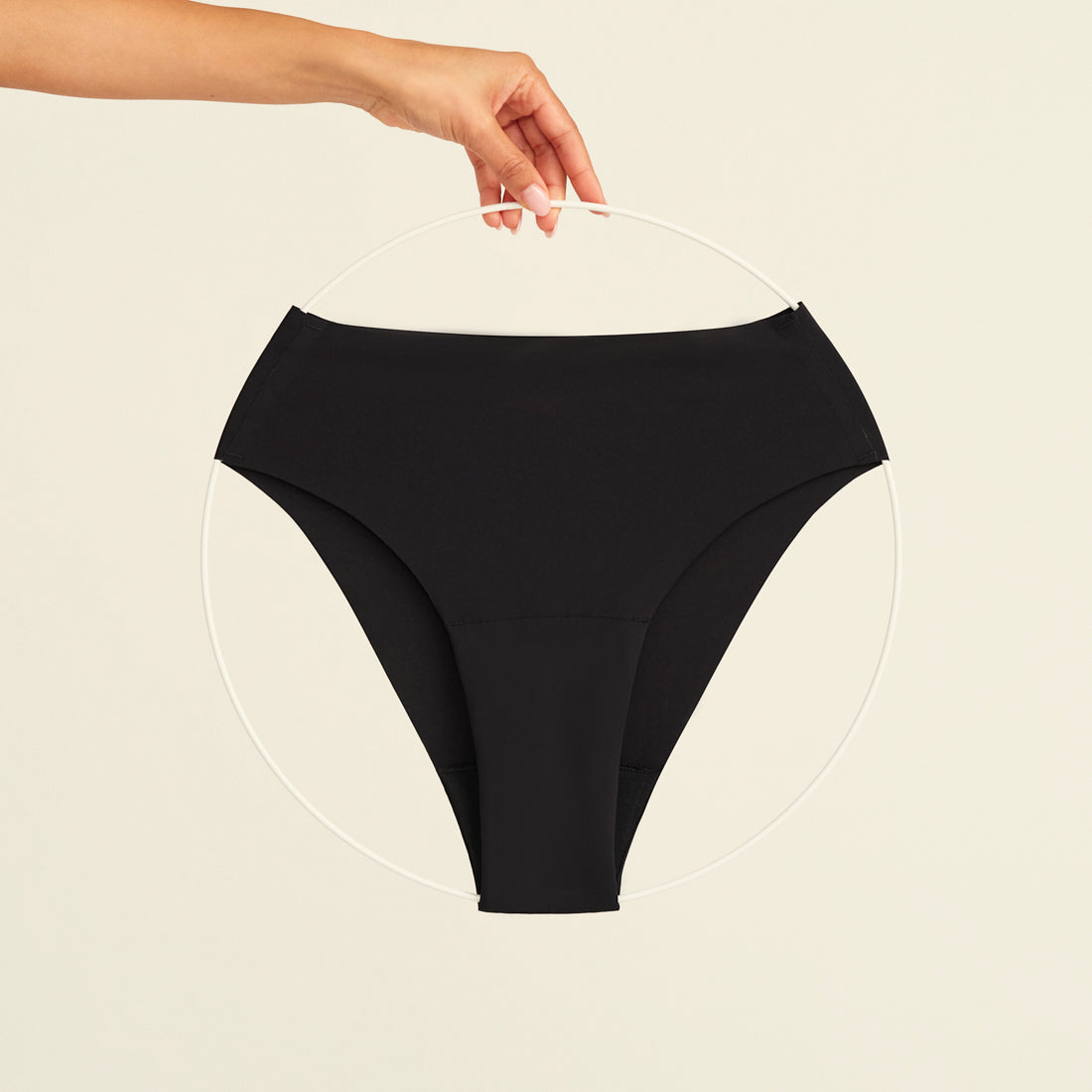 ooia Highwaist Seamless Cheeky in Schwarz – nahtloser Slip mit hoher Taille und Beinausschnitt, Freisteller